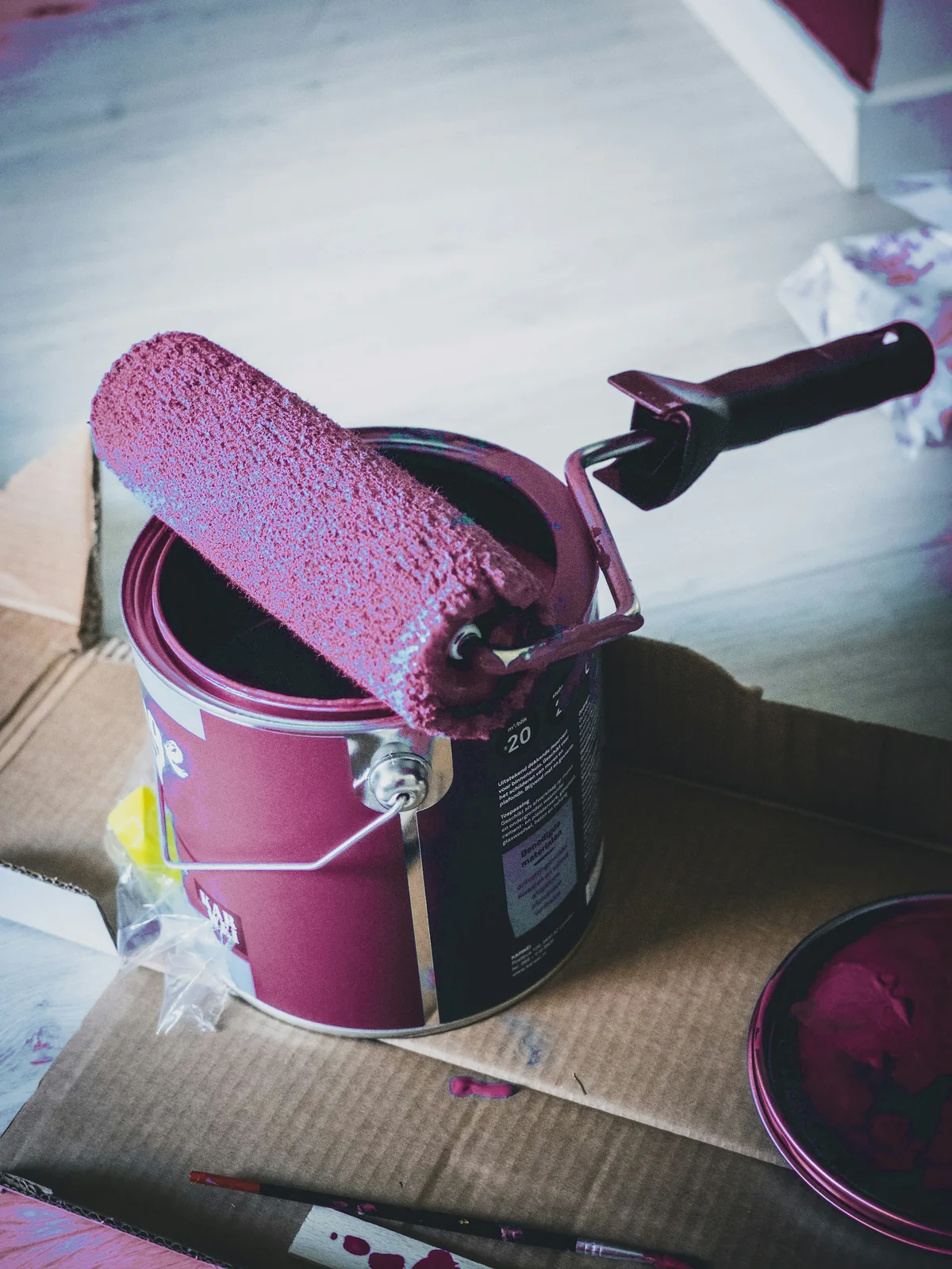 Pot de peinture professionnelle et rouleau